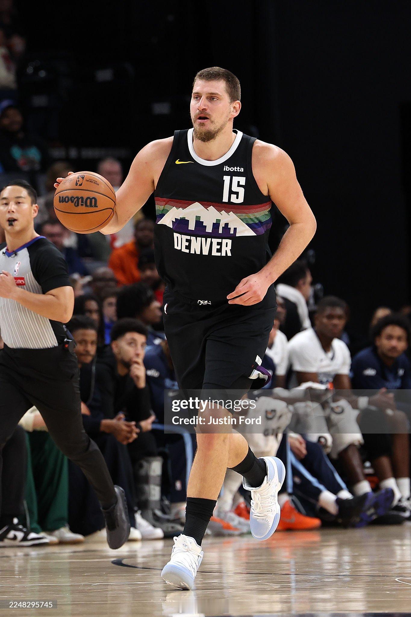 约老师今天轻松砍下17+10+16，只用了9次出手。还有个亮点，今天约老师带着他