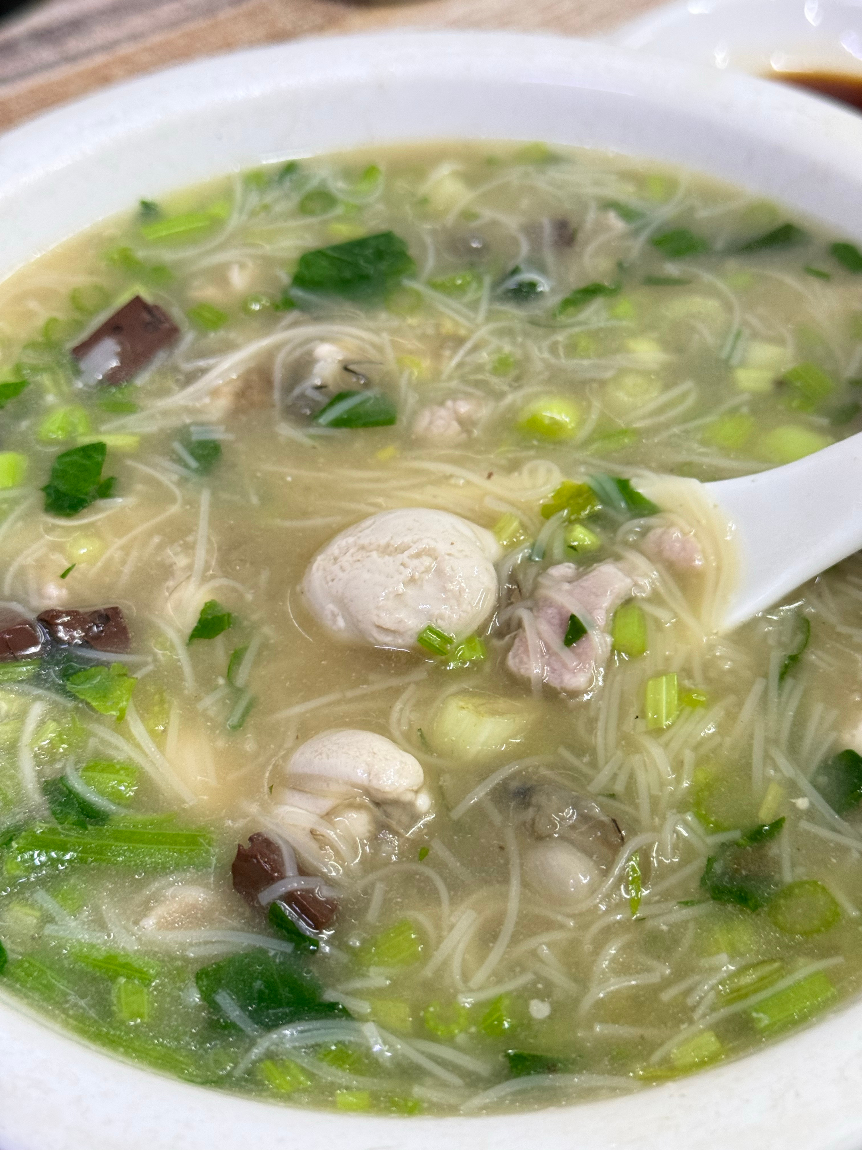 你们晚上吃什么？好久没吃面线糊了，天冷来一碗面线糊整个人都暖和了😋 