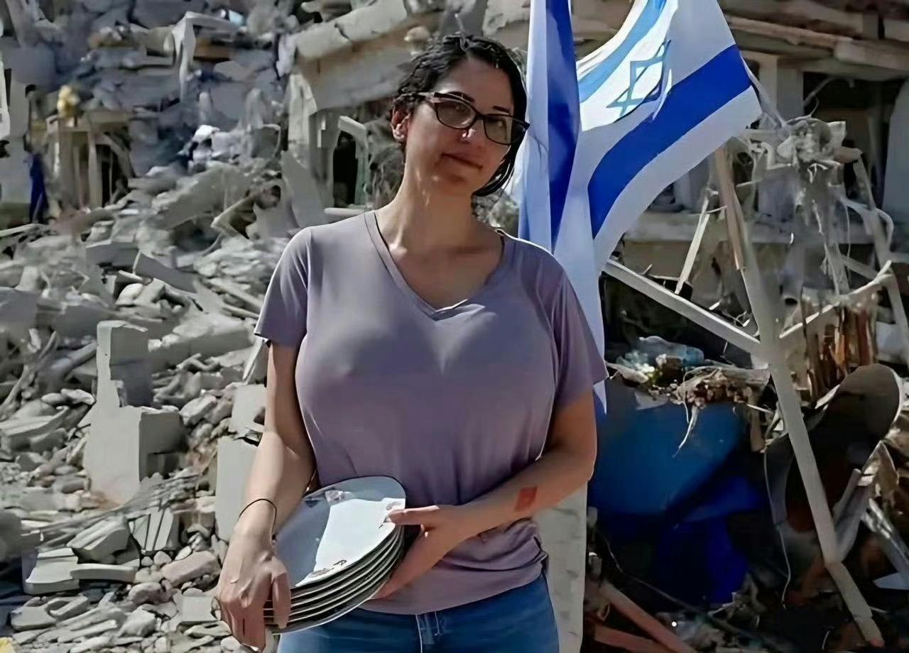 以色列人卖惨，家被炸的就剩几个盘子了，但这盘子挺干净啊……