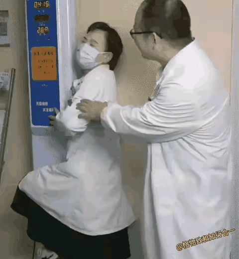 女医生说痔疮疼，

男同事伸手要查，

她摆手说算了。

这事发生在我实习的医院