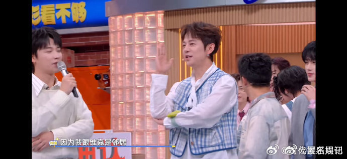 论默契这块还得是何炅李维嘉你好星期六何炅与李维嘉同框，默契值瞬间拉满。多年搭档让