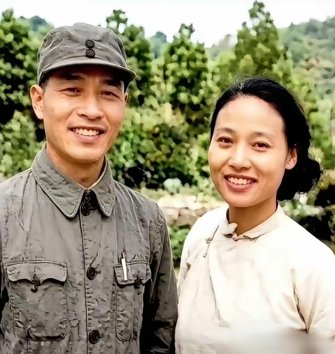 这是1944年彭雪枫将军和妻子林颖的战地合影。
 黑白影像留存下的画面，没有精致