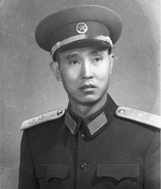 1947年，一名解放军师长，大腿根部受伤住院，这时，一19岁女护士来到他的病房，