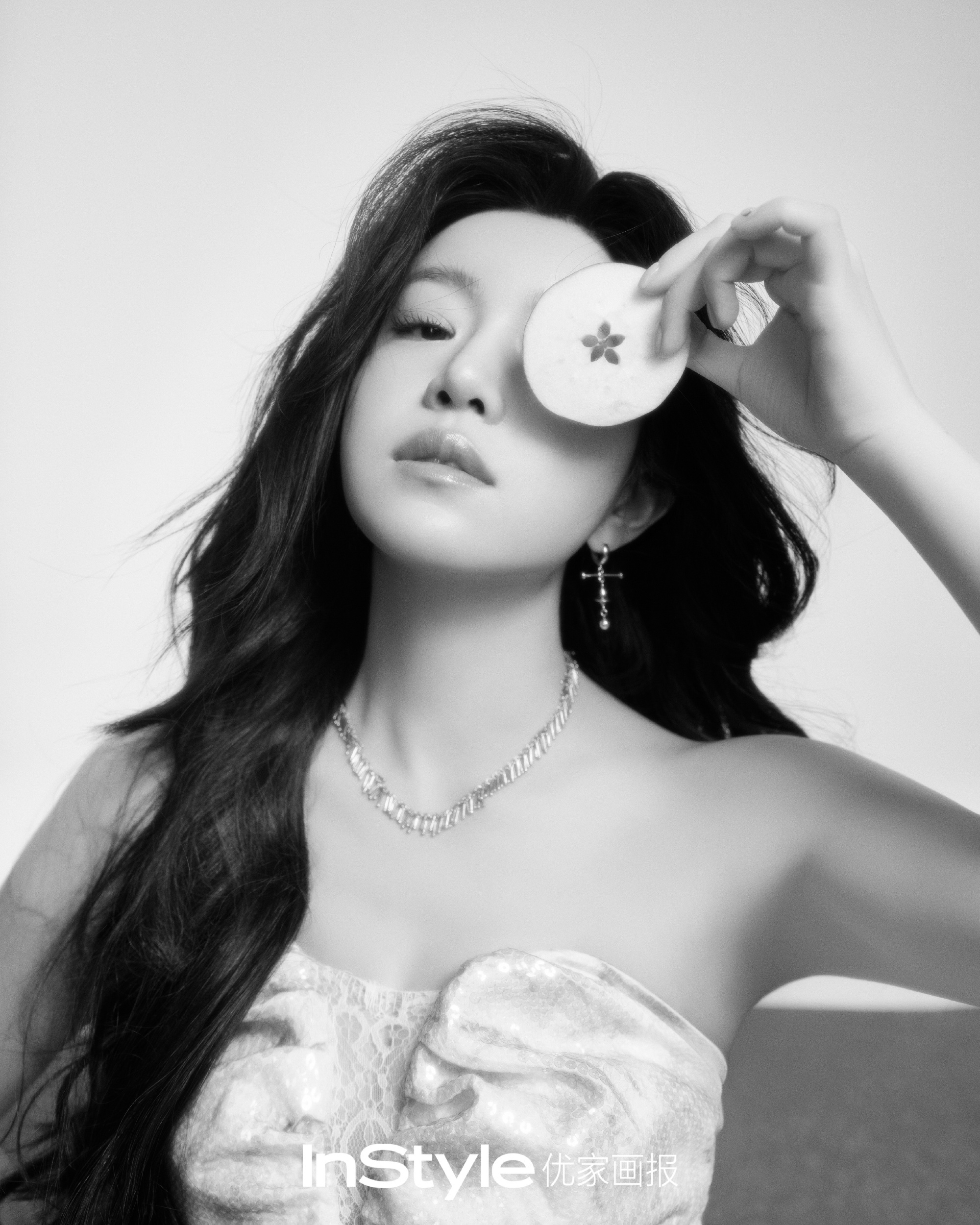 陈妍希InStyle四月刊封面陈妍希衔光为屿大片 陈妍希解锁新大片，衔光为屿，慵