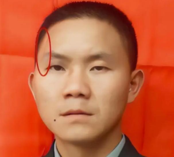 2007年，士兵卢加胜在训练时额头上的疤痕引起了军队政委的注意，在一系列询问后，