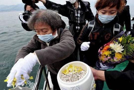 原本我以为海葬不用钱，只要随便在海岸或者海上，把骨灰撒出去就行，没想到，弄一次海