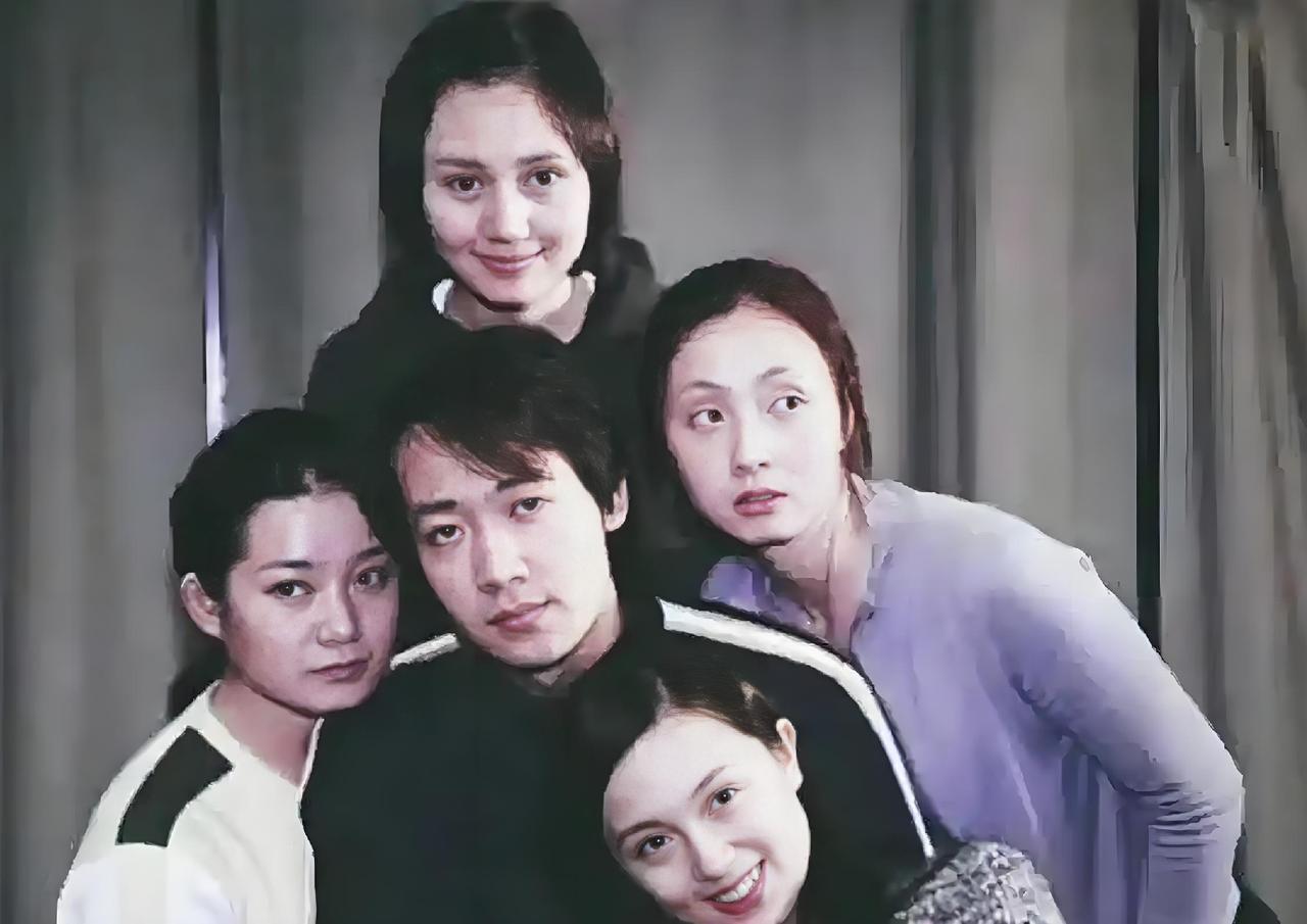 一张5星同框旧照，我一眼就认出了柳眉杏眼、笑意盈盈的朱媛媛与
朗目疏眉、头发覆额