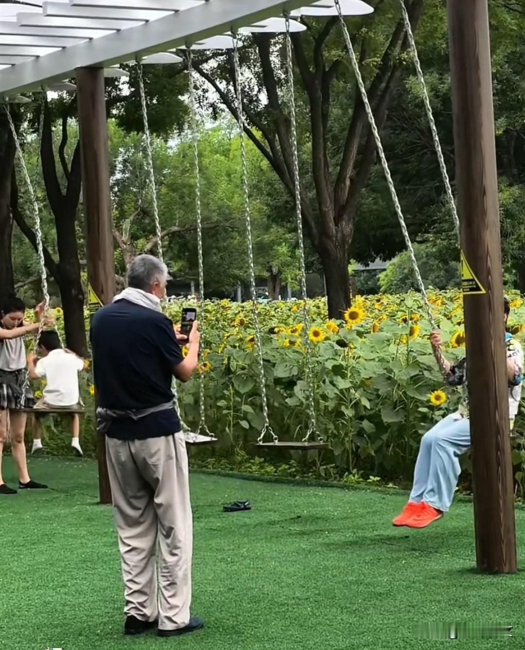 如果到老了
我能有一位这样的老公老伴，
我死而无憾了。

他不嫌弃我的唠叨；
他