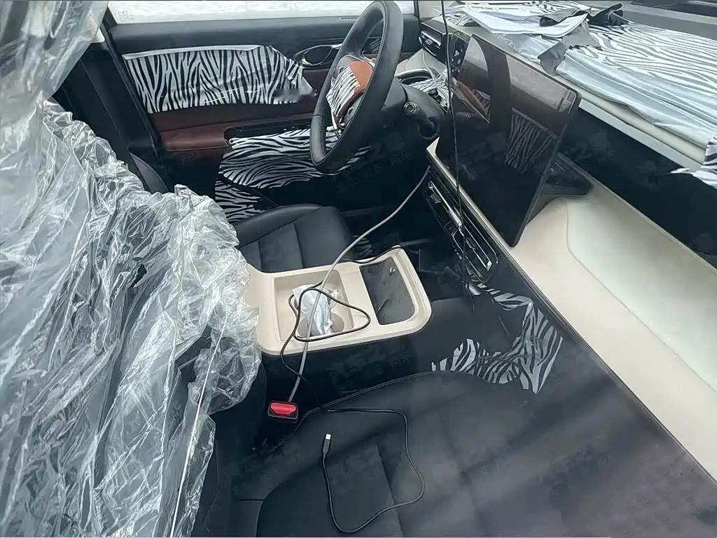 懂车之道讯 日前，我们从相关渠道获取到了一组新款传祺E8车型的谍照。作为中期改款