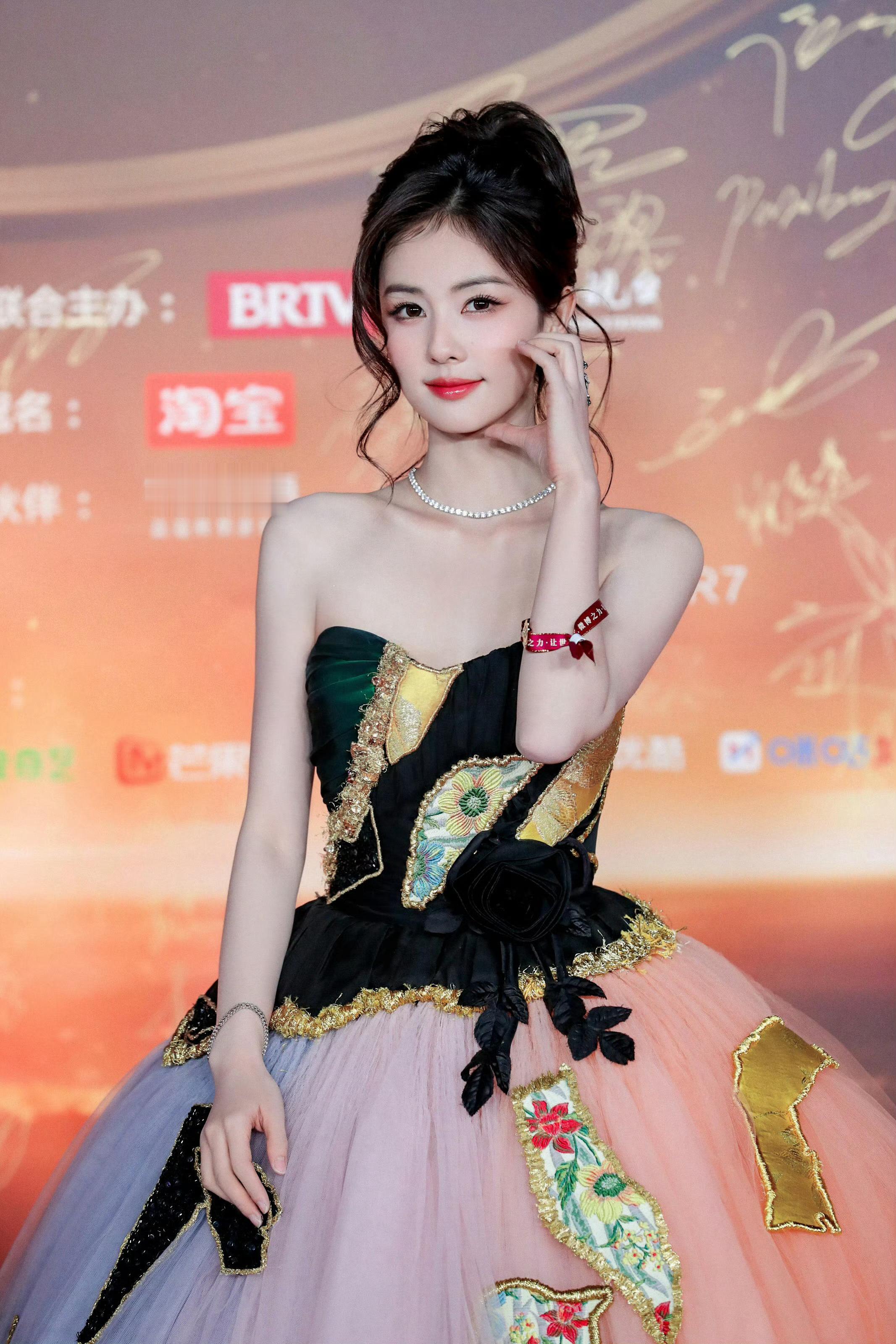 王玉雯在白鹿面前很少化妆跪求王韵娜这两个发型出现