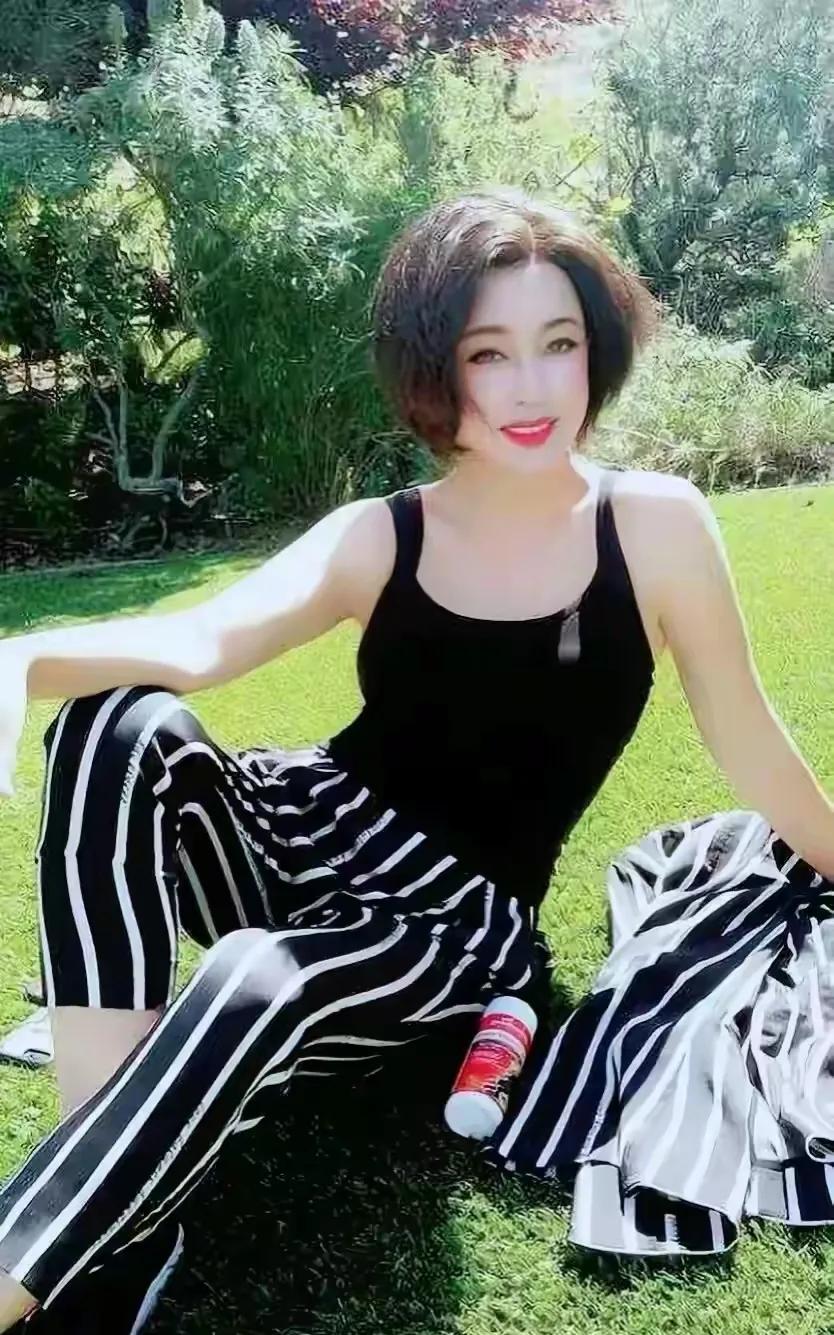 刘晓庆这人说话是真敢说啊，之前聊到找小男朋友那事儿，那股子直爽劲儿，听完就俩字：