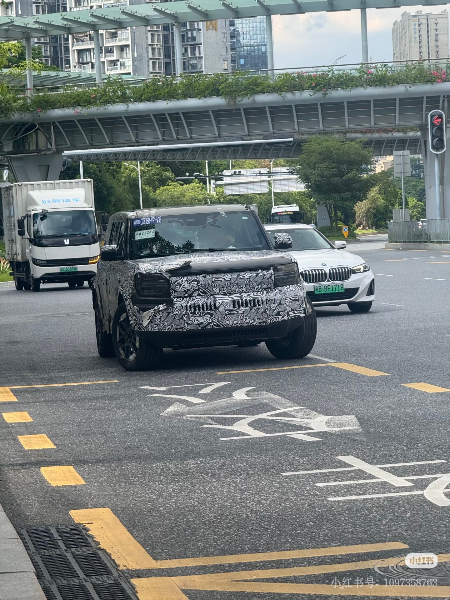 图源小🍠，某品牌伪装车，仔细一看：再简单一查：原来是江铃的车汽场全开大v聊车 