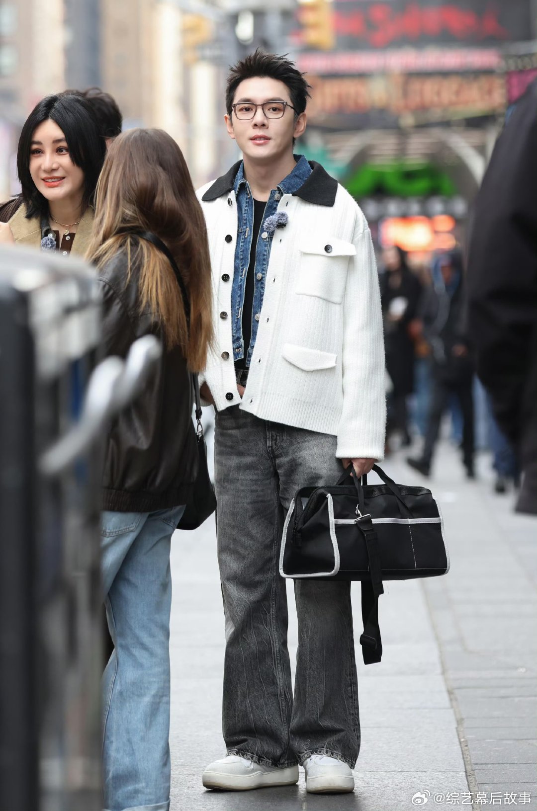 李佳琦送完你的送你的合伙人 谁懂啊！李佳琦简直是真人版哆啦A梦，包里的礼物一件接