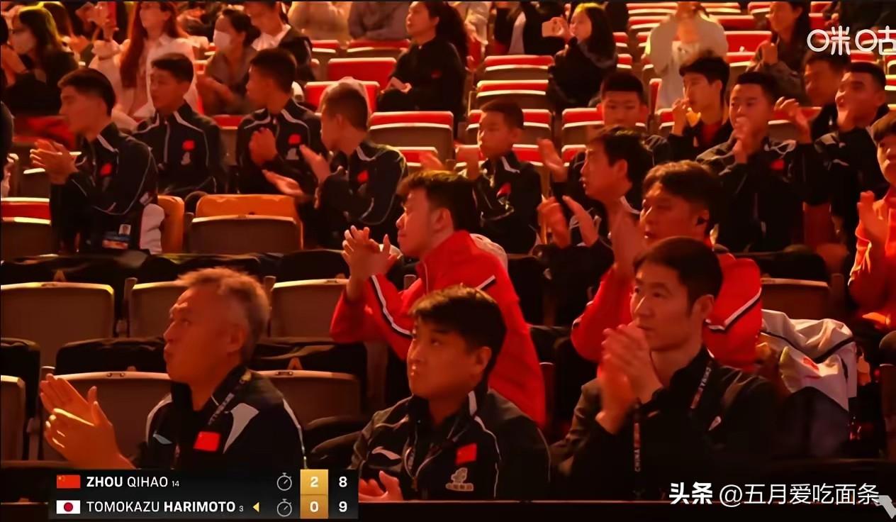 王励勤站在秦指导和王皓身边好像一个文官啊[笑哭][笑哭][笑哭]
周启豪赢了张本