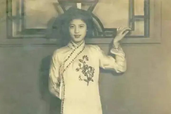 1940年秋，一个女人和一个司机、一个丫环，开着小汽车，悄悄逃出了宁夏。 
 