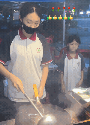 这小孩炒的这碗米粉比考试考了600分还要有功底![赞]