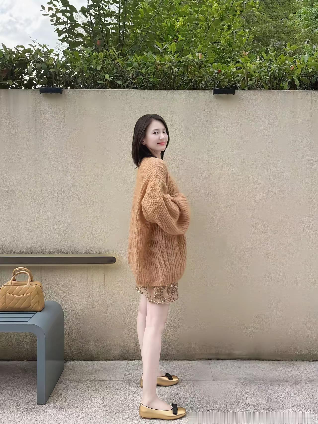 亿万星光遇见你。法式穿搭 穿搭 复古镂空针织开衫 碎花裙
