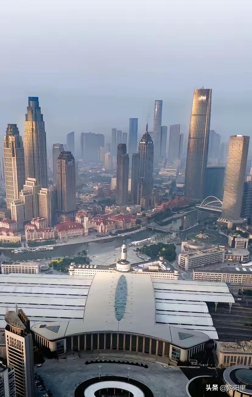 在中国，深圳和天津是两个多维度都相反的城市。深圳是经济特区，天津是四大直辖市之一