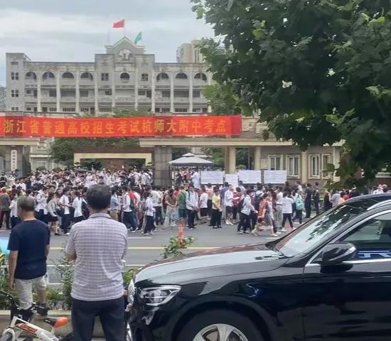 【       鹧鸪天.父母送子赴考场      】

嘱你答题莫紧张，铃声让我