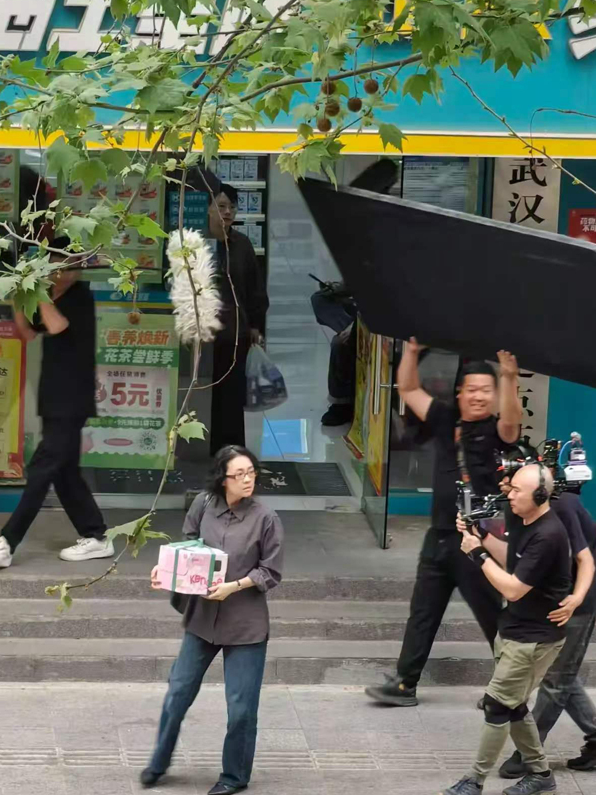 电影寻子遗迹章子怡主演曹保平新片《寻子遗迹》路透照曝光，照片中章子怡造型朴素，手