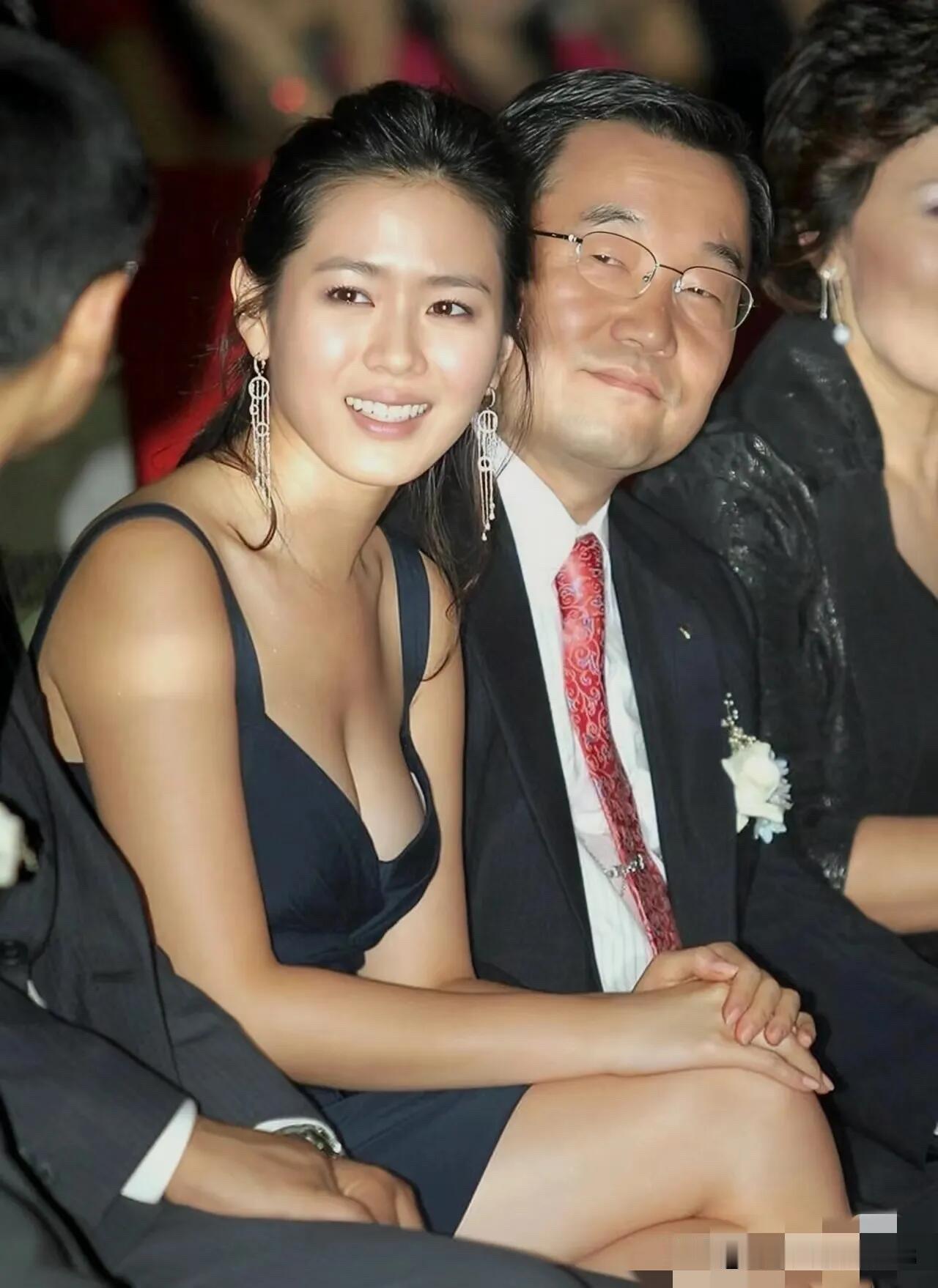 女神级别的就是不一样，老了气质还是那么好，不管参加什么活动都是最亮眼的，看上去很