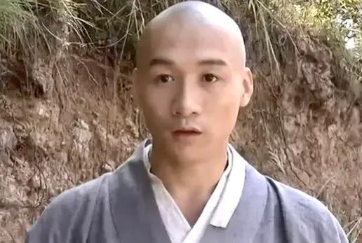谁能想到小和尚虚竹如今变成外卖小哥哥！！！
49岁演员高虎转行送外卖，曾经和黄渤