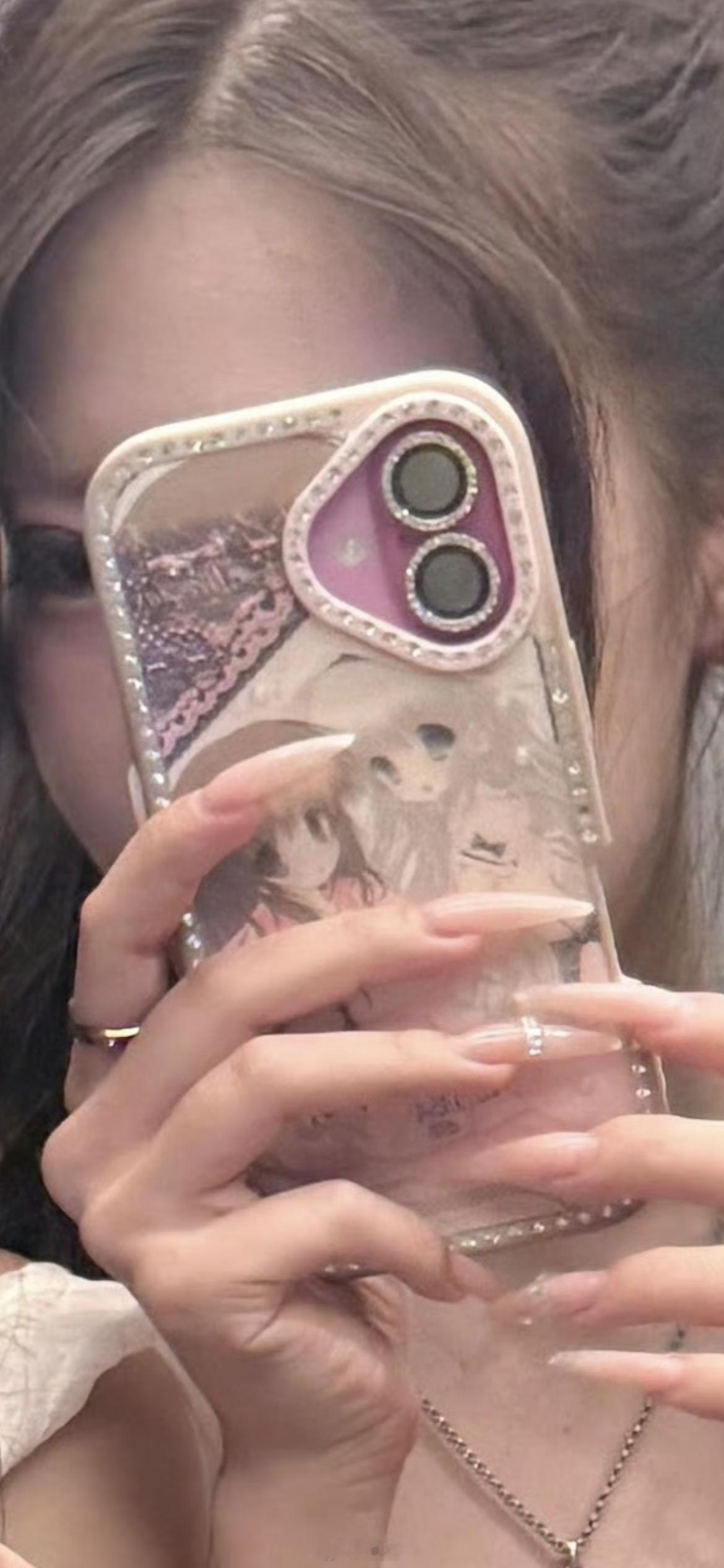 难得刷到一个好看的小姐姐在用粉色的iPhone 16！ 