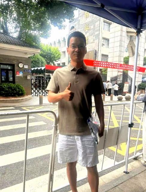 武汉一位高中数学老师，连续四年亲自报名参加高考，今年考完自己估了138分，最逗的