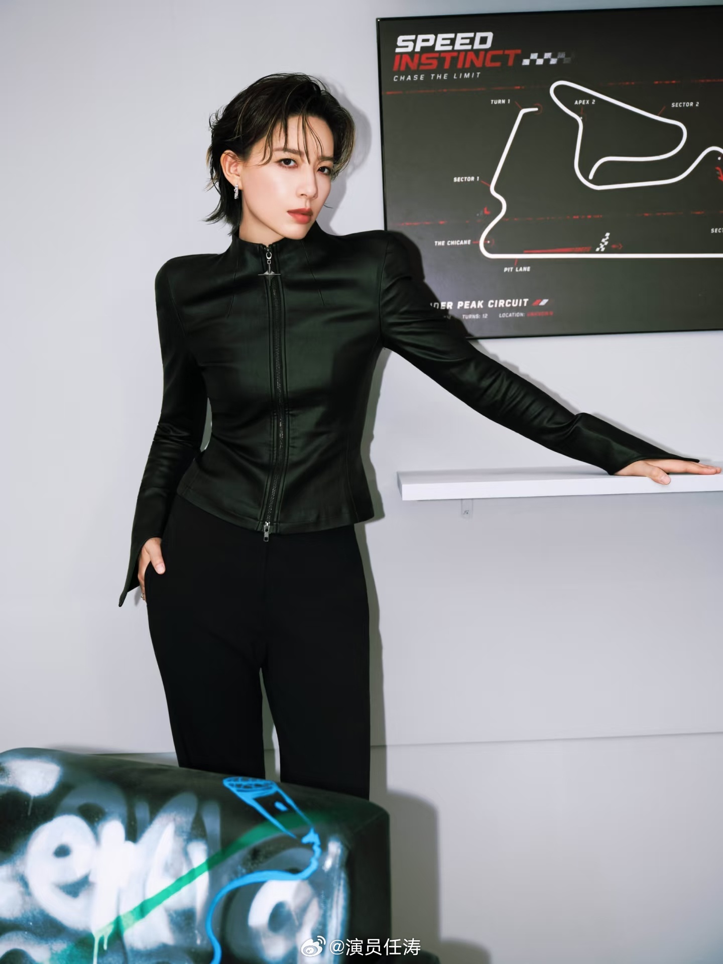 李斯丹妮赛车梦藏不住了一身酷飒皮衣亮相发布会，接过赛车头盔瞬间眼里发光。资深爱车