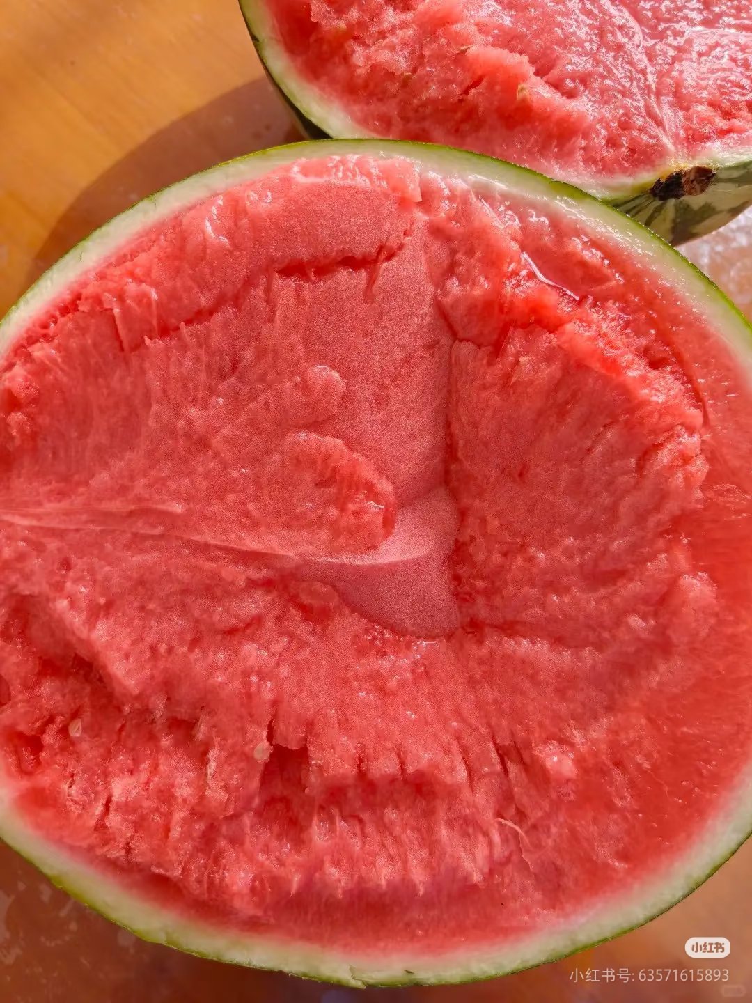 消夏美食暑气燥热全靠美食治愈！冰爽凉粉淋满酸甜料汁，搭配酥脆炸物，一口清凉下肚，
