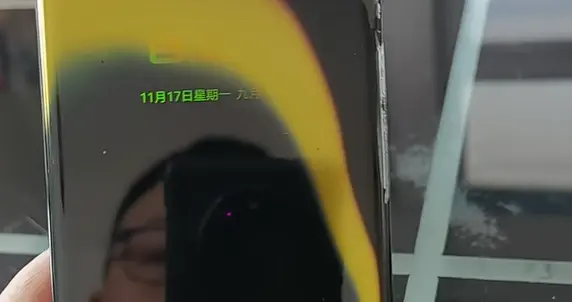 華為Mate 30 RS保時(shí)捷設(shè)計(jì)遭火燒仍能正常運(yùn)行，網(wǎng)友驚嘆“戰(zhàn)損版”質(zhì)量過(guò)硬