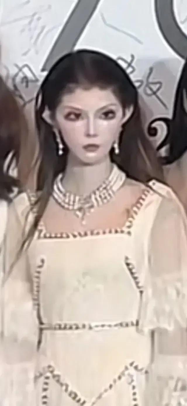 马丽特，有被吓到……
袁咏仪情不自禁笑了………

这次居然是50多的袁咏仪sla