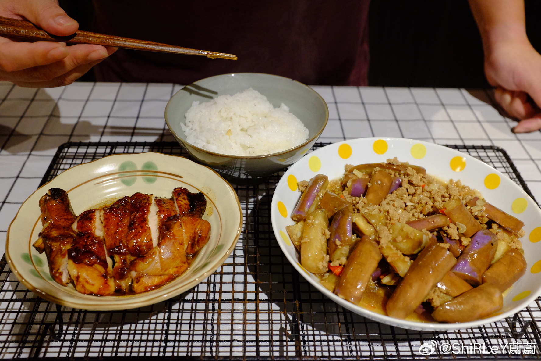 老房自己做饭的第二天，今天教了他烤鸡腿肉。我说我不在的时候也别总吃外卖，自己弄两