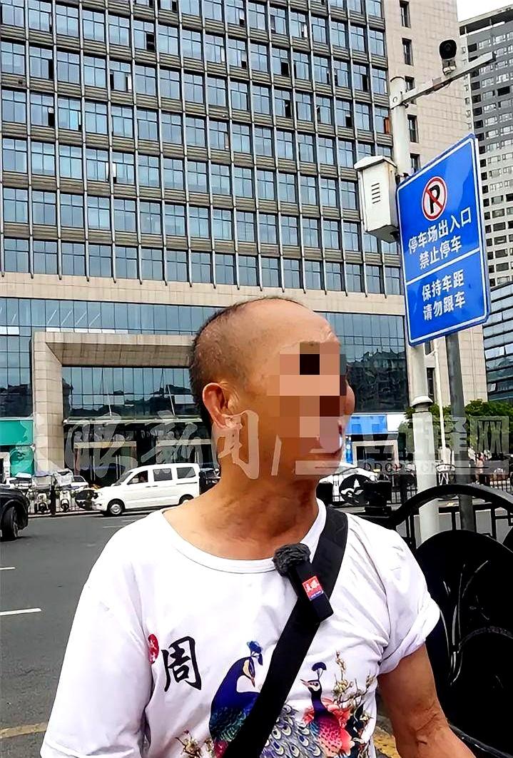 在贵阳社保大厅，老电工周师傅刷出查询单时，五险一片空白，银行卡里刚到的9.2万像