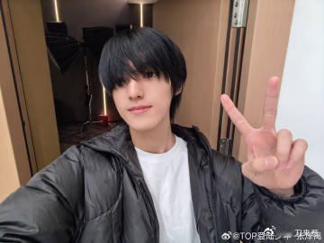 张泽禹 黑发回归 张泽禹黑发回归，这简直就是一场视觉盛宴！那利落的黑发随着他的动