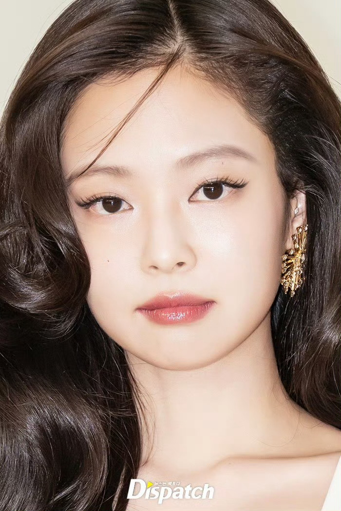 复古名伶Jennie🥵Jennie香奈儿大秀大波浪红唇