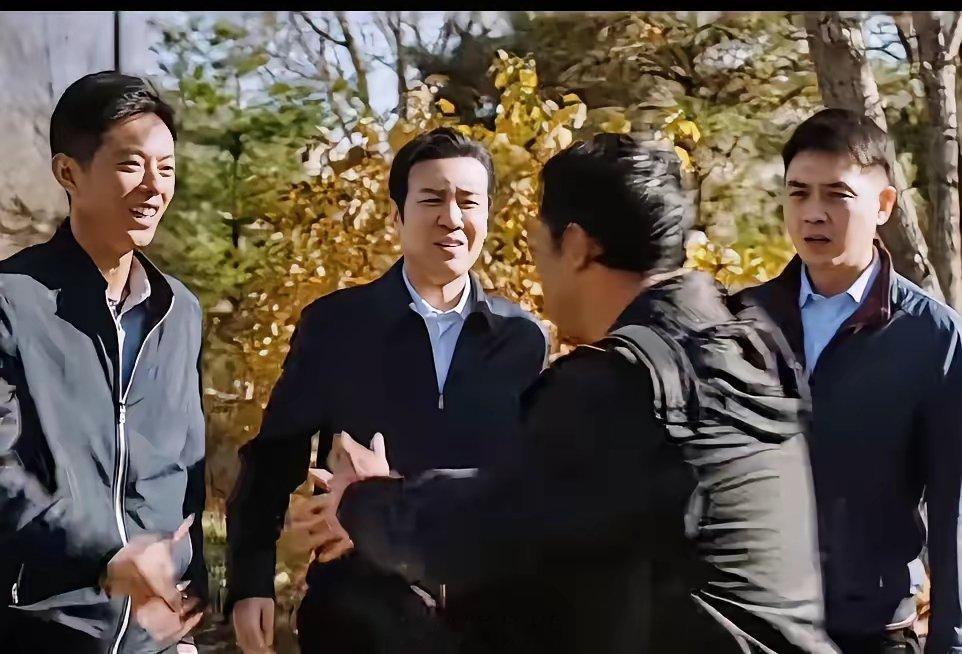 《我是刑警》陶队第一次见秦总，秦总手都从兜里拿出来了，陶队却没有主动握他的手，而