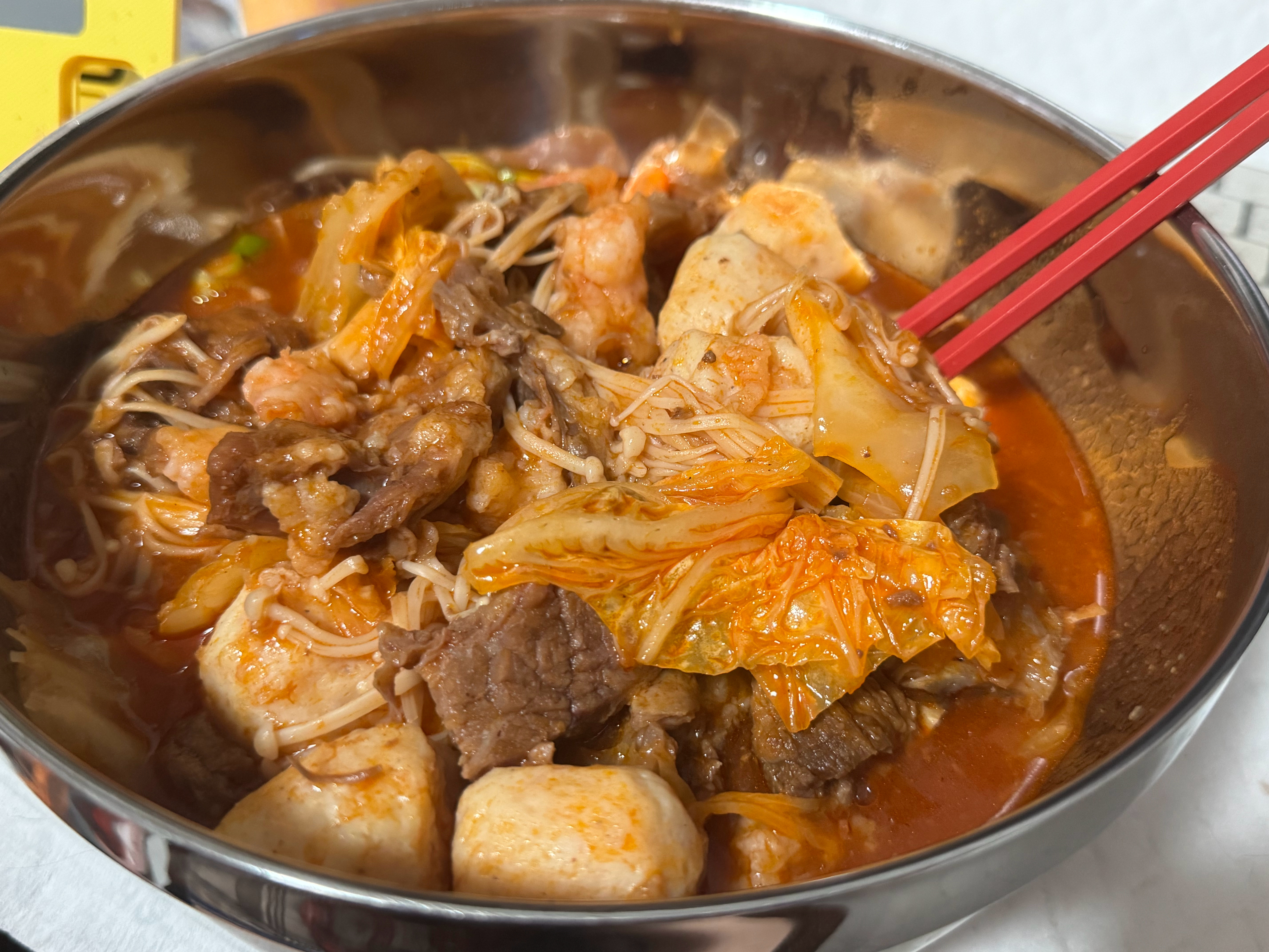 我太难了这连续剧的苦难啊……我已经饿的站不起来了，去化冻了一盒番茄牛腩，里面加了