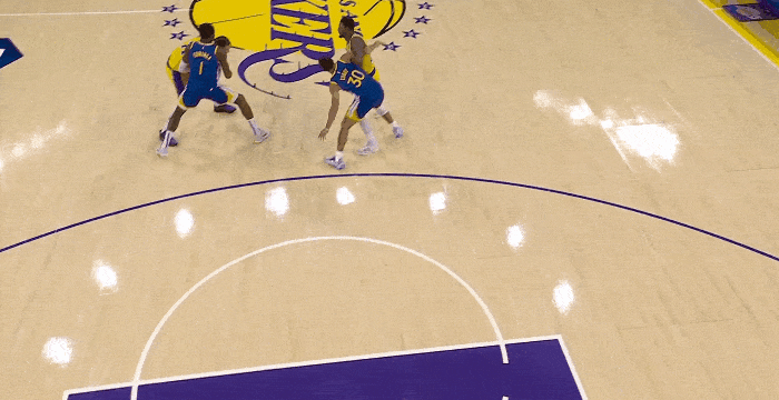 危险动作！斯玛特这是要废了库里！
在今天NBA揭幕战勇士对阵湖人的第二节比赛中，