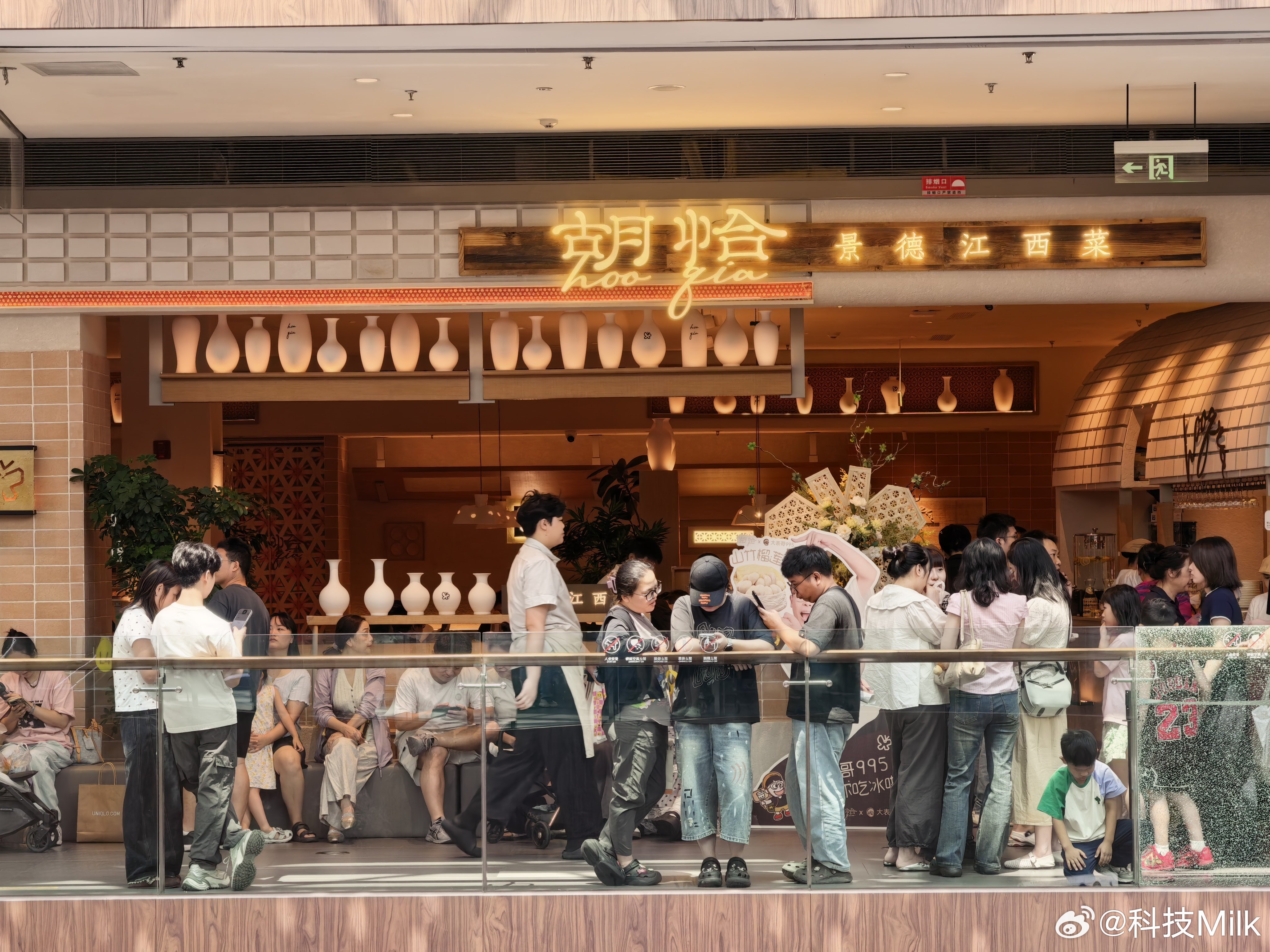 大周末吃个饭真不容易，提前40分钟来排队，结果现在没排上，这个江西菜也太火了。 