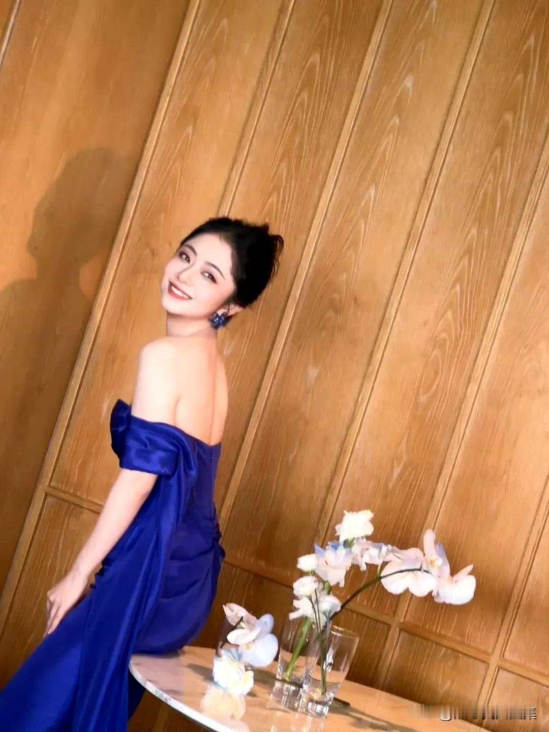 谭松韵这次克莱因蓝丝绸抹胸长裙造型写真，简直美出了新高度！19日活动造型美照一释