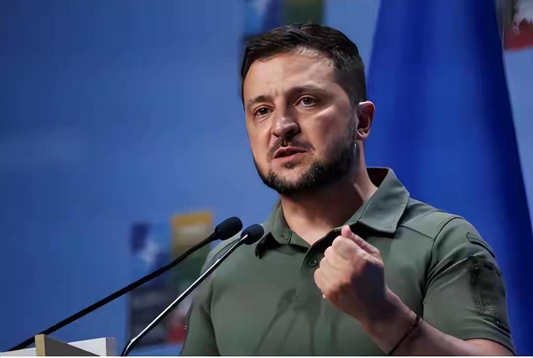 关于泽连斯基是否会主动辞职，目前来看可能性非常低，主要原因有以下几点：

战争状