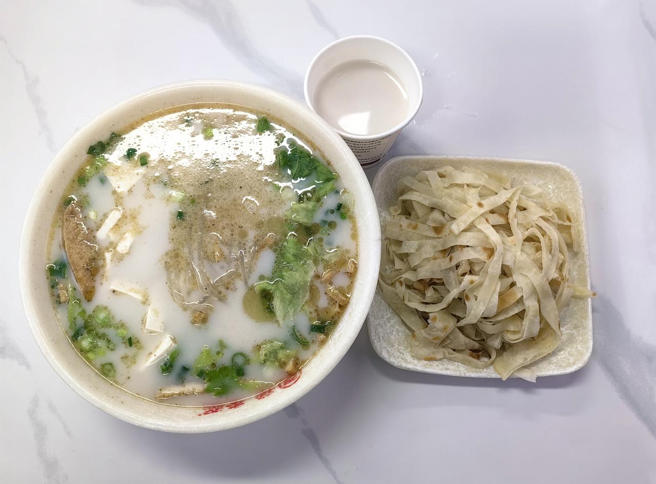 早餐散步回来，必须来一碗豆腐汤！这可是河南洛阳的传统美食，早上来一碗配上饼丝，简