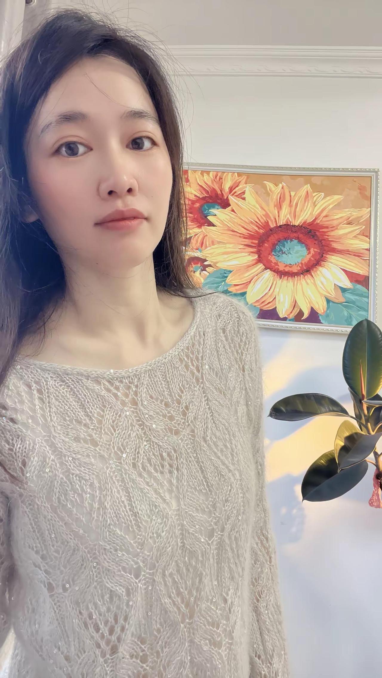 高级灰的质感。志田套衫，专属马海毛的质感，软糯细腻丝滑不扎，细节展示织毛衣治愈一