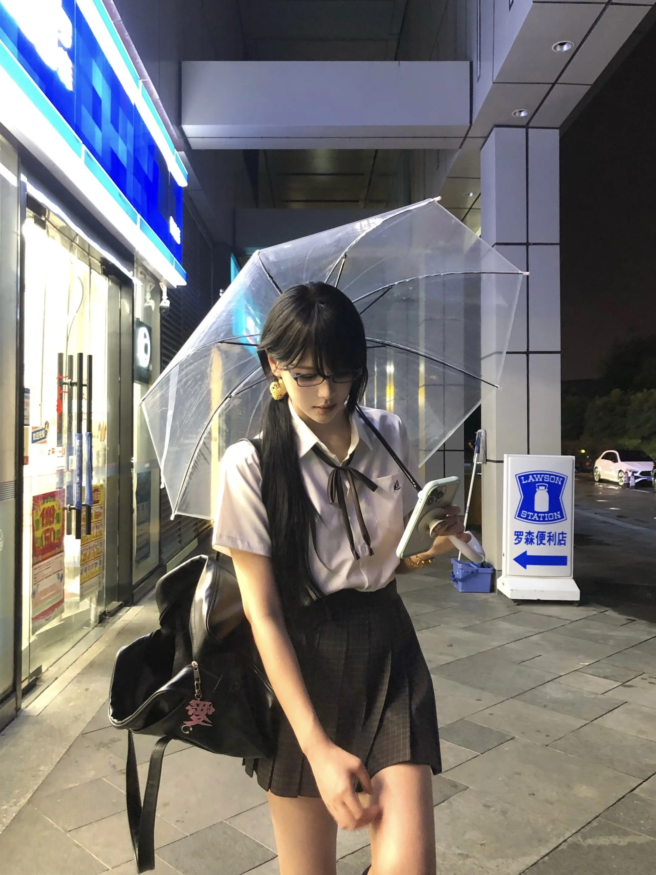 雨。夏夜。便利店。