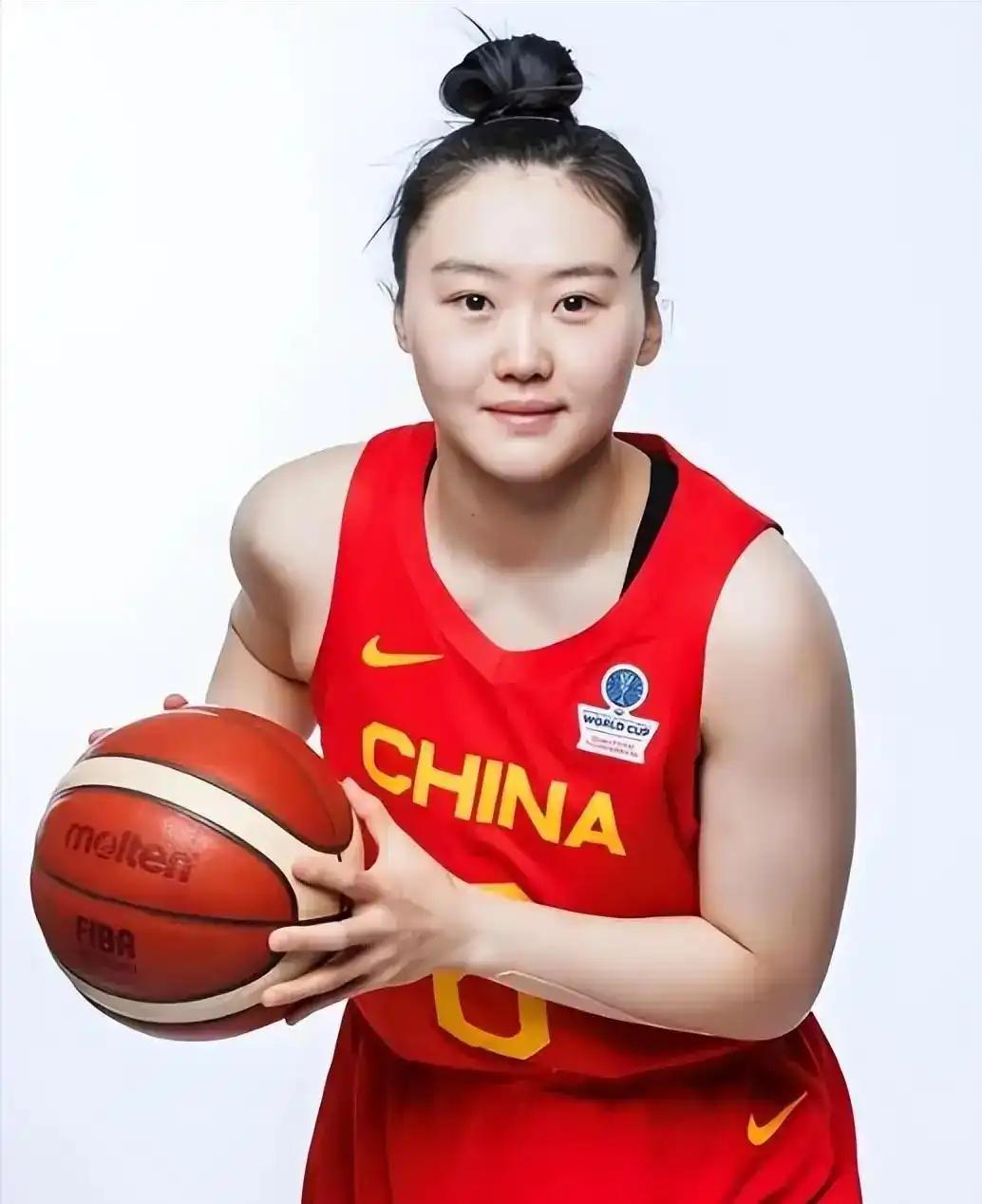 如何用一句话评价中国女篮武桐桐发视频说，要把最强的自己展现给世界。做为WCBA联