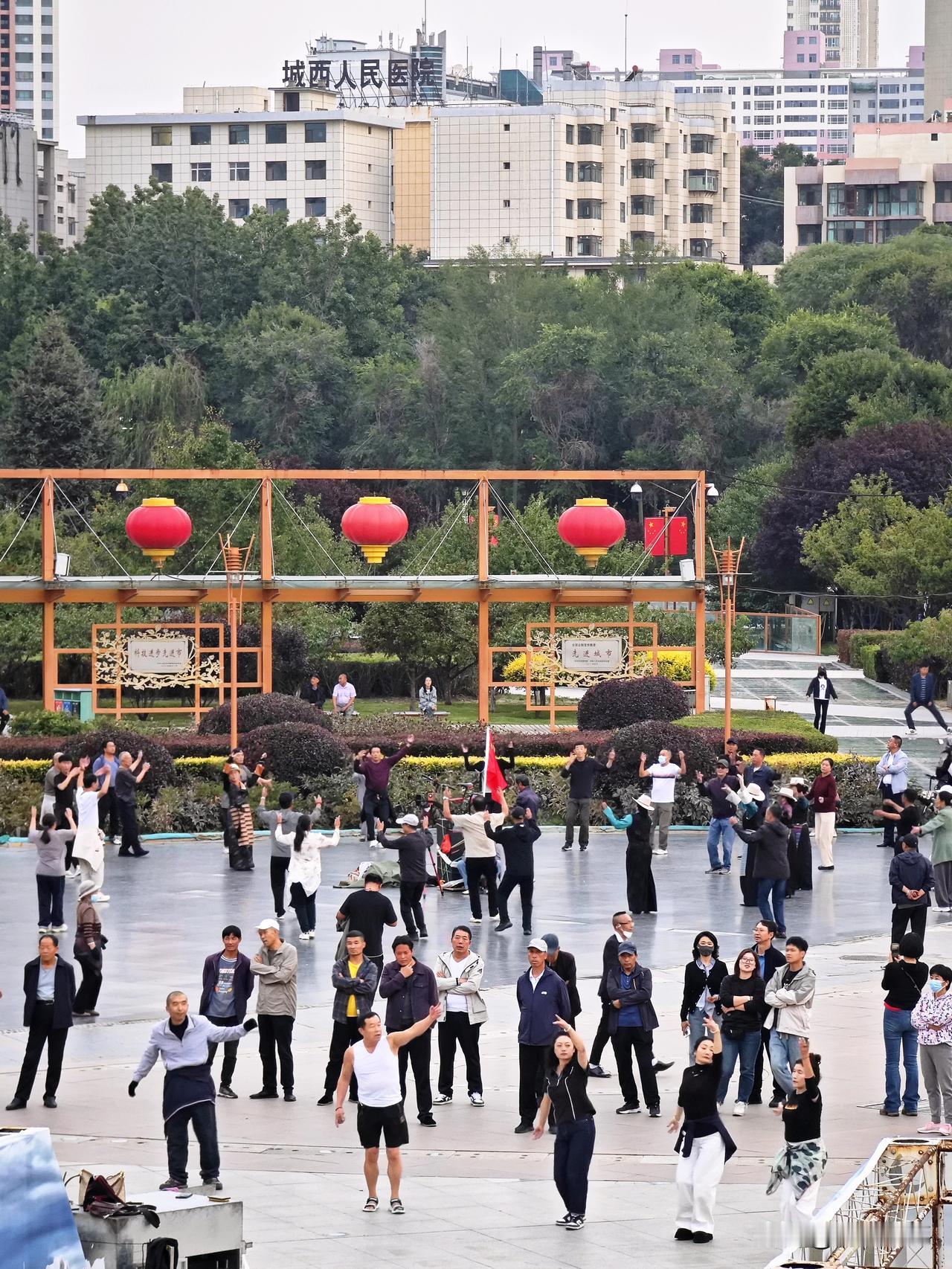 落地西宁，放下行李。先到对面的中心广场围观了一会藏族锅庄舞。音乐好听，舞蹈奔放。