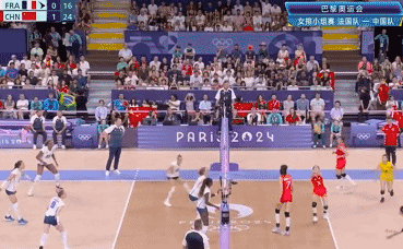 李盈莹重炮轰炸，中国队2-0领先法国！
北京时间8月2日，巴黎奥运女排小组赛，中