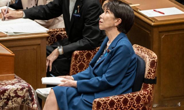 日本首相高市早苗，她自己发的一条朋友圈式动态，硬生生把自己的勤奋人设彻底玩崩了！