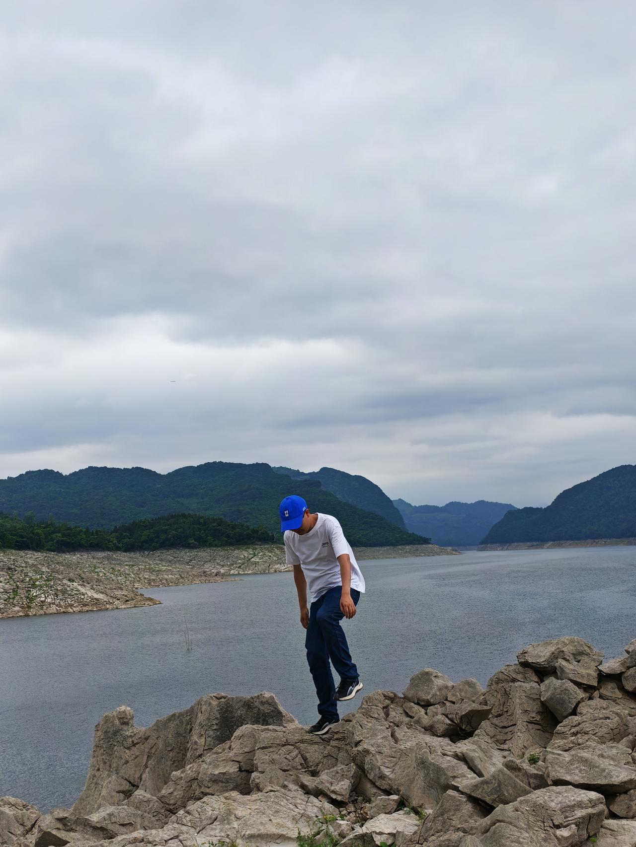 交易谋生，旅居生活。
​随心而行，浪迹天涯。
​手持手机，心中无盘。
​山水补能